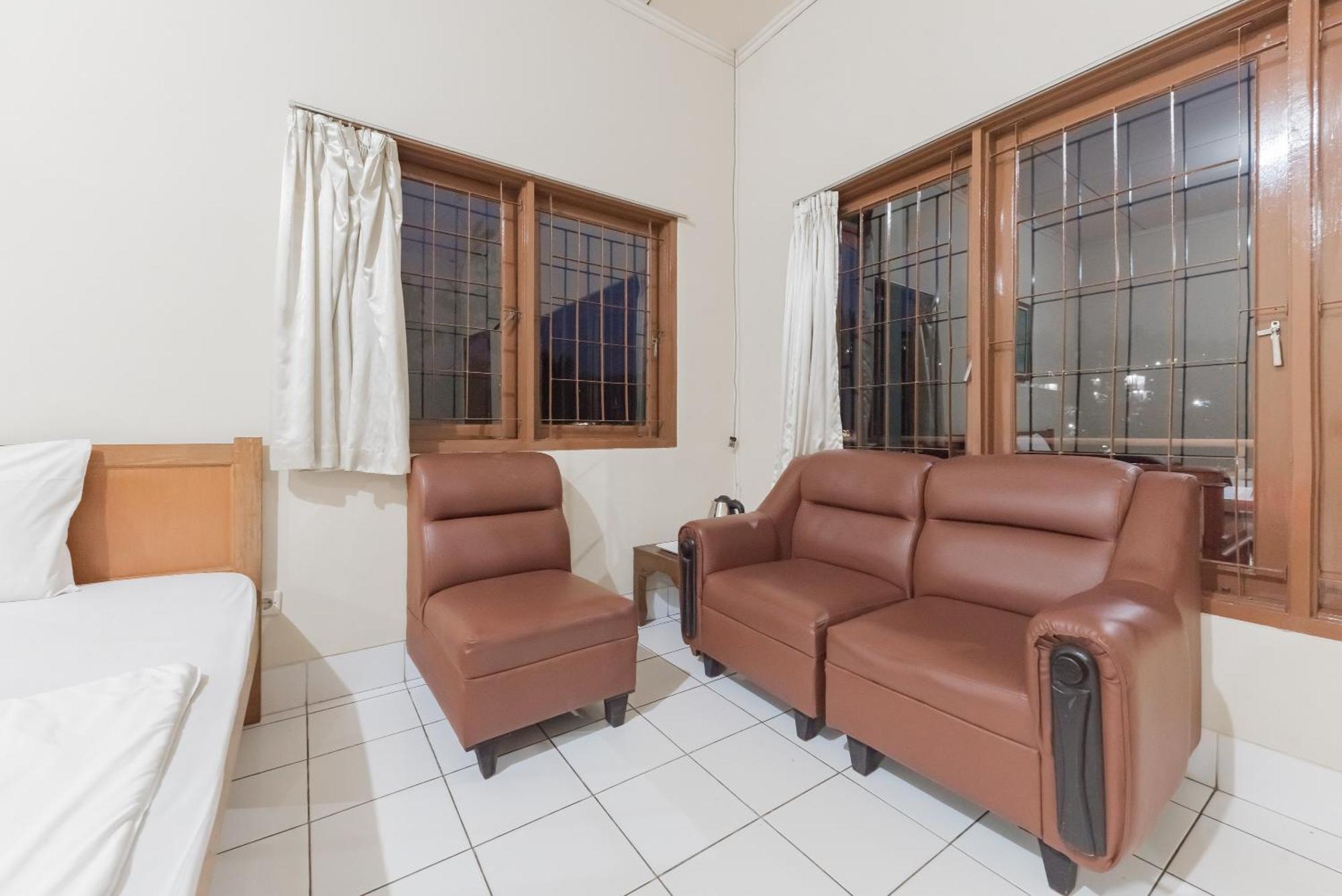 Reddoorz Plus At Hotel Griya Astoeti Богор Екстериор снимка