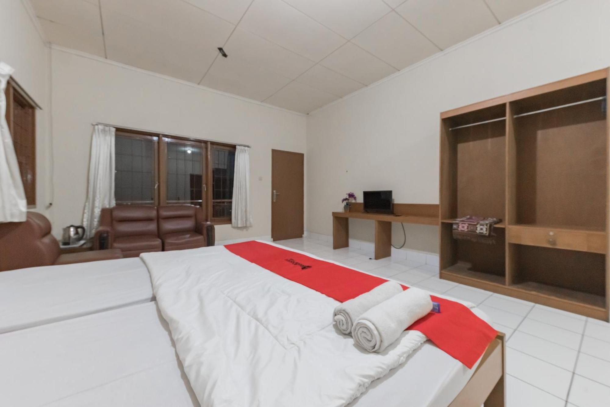 Reddoorz Plus At Hotel Griya Astoeti Богор Екстериор снимка