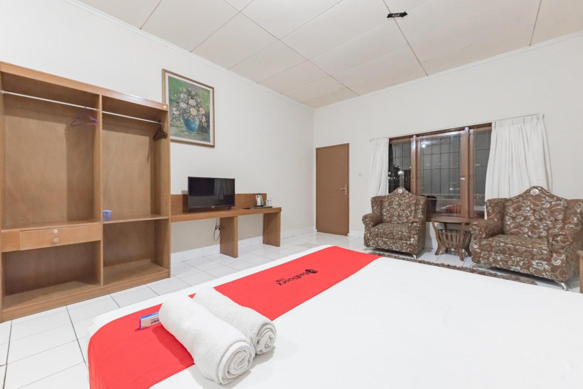 Reddoorz Plus At Hotel Griya Astoeti Богор Екстериор снимка