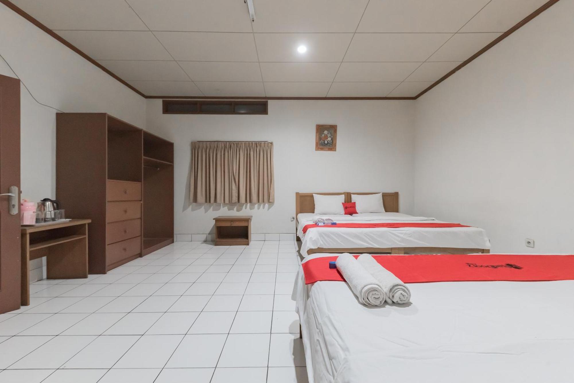 Reddoorz Plus At Hotel Griya Astoeti Богор Екстериор снимка