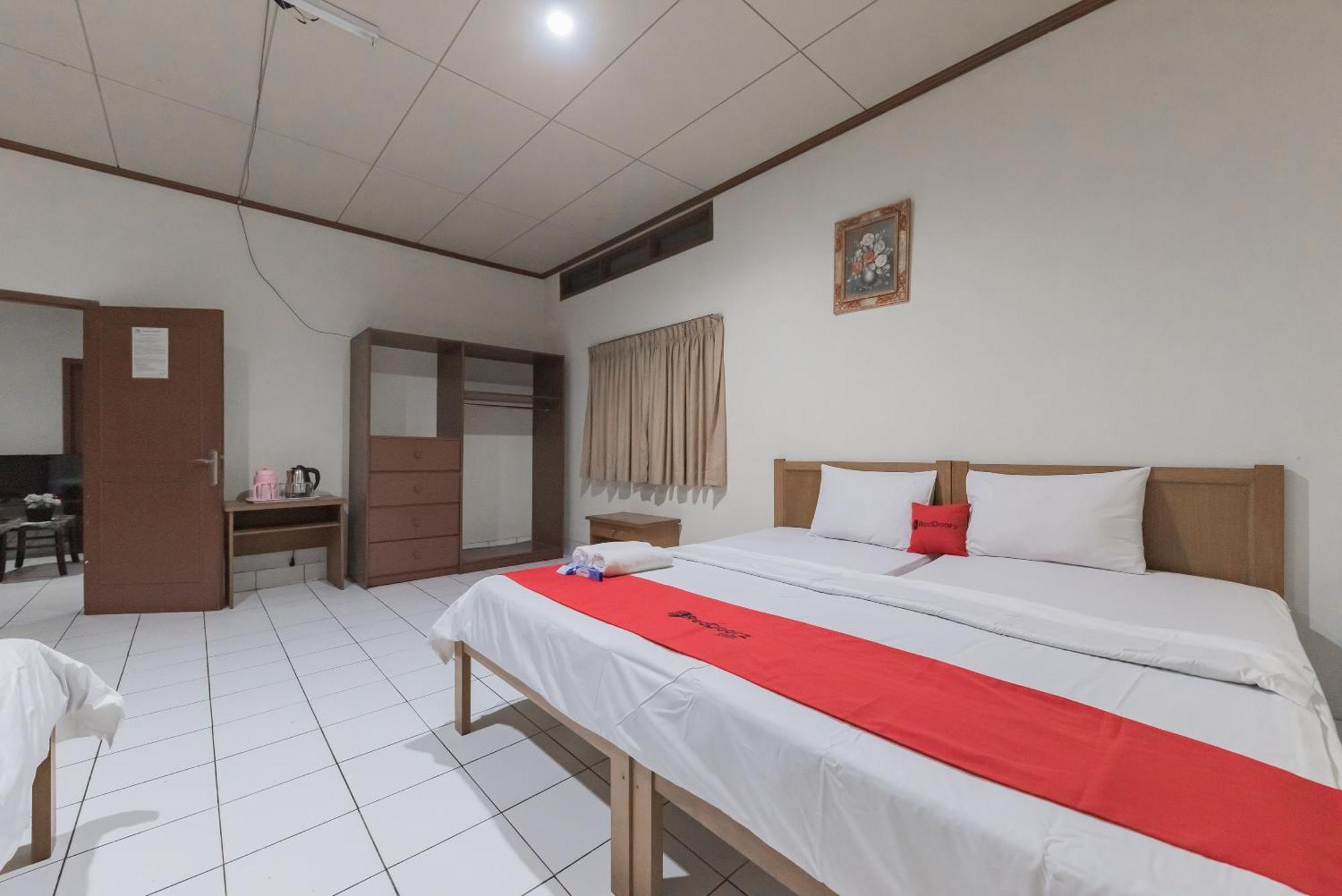 Reddoorz Plus At Hotel Griya Astoeti Богор Екстериор снимка