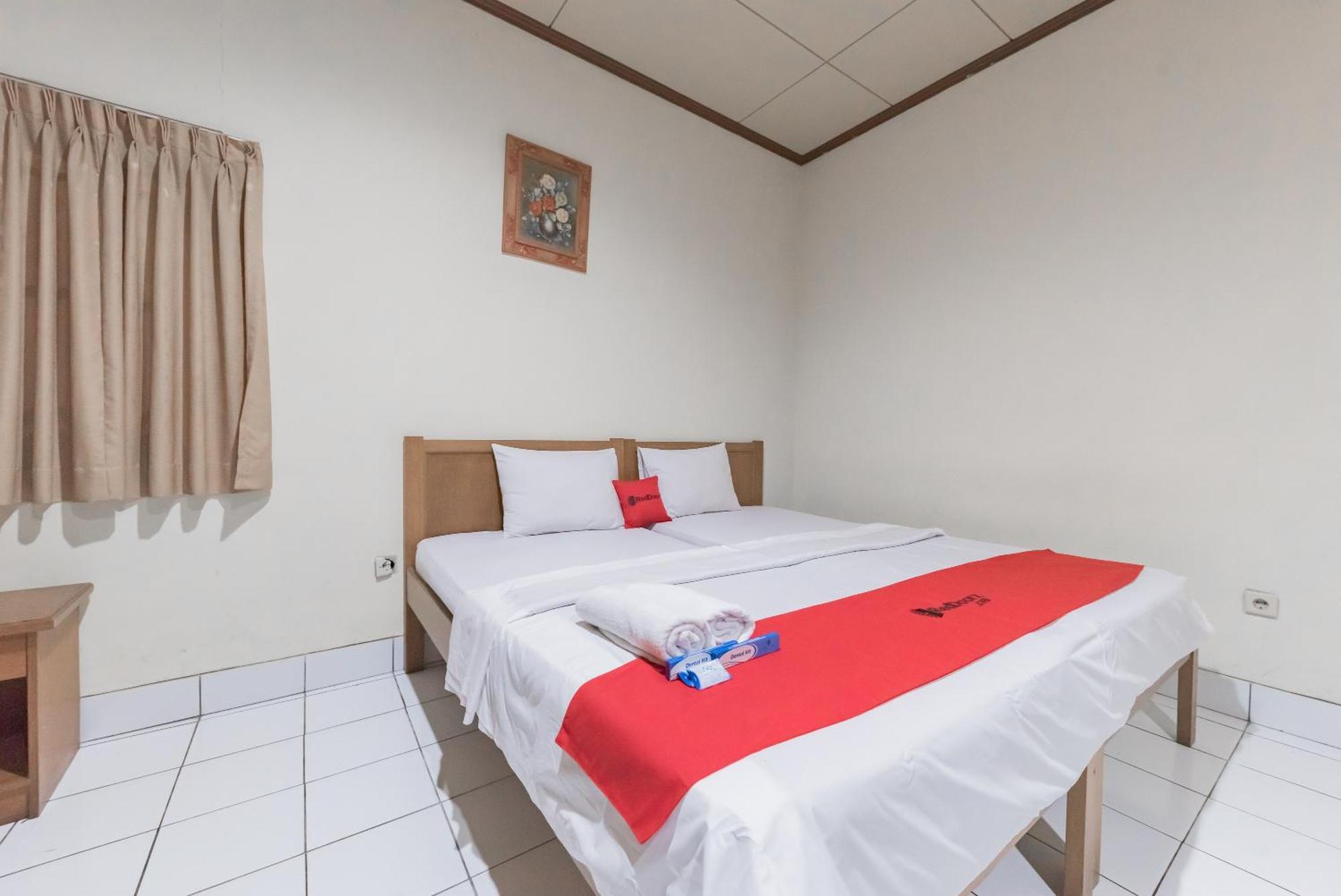 Reddoorz Plus At Hotel Griya Astoeti Богор Екстериор снимка